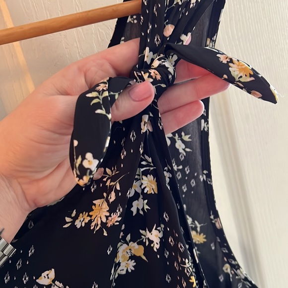 Floral black top - Picture 4 of 6